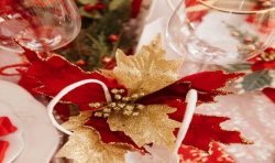 FLEUR DE PONSETTIA SUR TIGE VELOUR ROUGE ET OR 30 CM