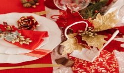 FLEUR DE PONSETTIA SUR TIGE VELOUR ROUGE ET OR 30 CM