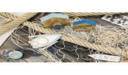 BOUGEOIR BARQUE BOIS BLANC ET BLEU CIEL 14 X 9.5 X 7 CM