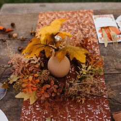 COURONNE NATURE D'AUTOMNE POMME DE PIN ET FEUILLAGE DEGRADE D'ORANGE ET VERT 