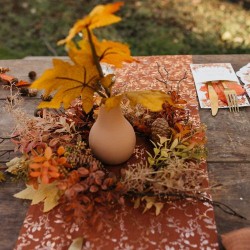 COURONNE NATURE D'AUTOMNE POMME DE PIN ET FEUILLAGE DEGRADE D'ORANGE ET VERT 