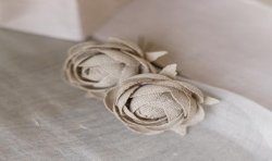 6 RENONCULES FACON LIN CREME ET TAUPE SUR TIGE 4.5 CM 