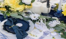 16 SERVIETTES DOLCE VITA BLEU ROI , BLANC ET OR + CITRONS 33 X 33 CM 3 PLIS