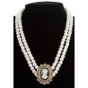 COLLIER DE PERLES BLANCHES RAS DE COU AVEC CAME ROCOCO BAROQUE