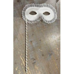 MASQUE LOUP EN FACE A MAIN BLANC OU ROUGE BORDE DE DENTELLE BLANCHE