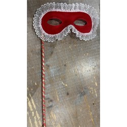 MASQUE LOUP EN FACE A MAIN BLANC OU ROUGE BORDE DE DENTELLE BLANCHE