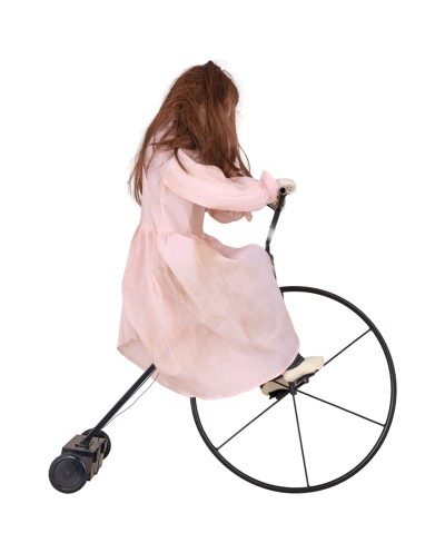 DECO HALLOWEEN  FILLETTE SUR MONOCYCLE 92 CM ANIMATRONIC MOUVEMENT SON  LUMIERE