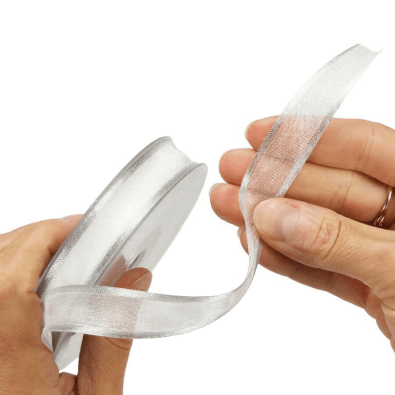 RUBAN ORGANDI BLANC BORD ARGENT 15 MM X 25XM RUBAN ORGANDI BLANC BORD ARGENT 15 MM X 25XM