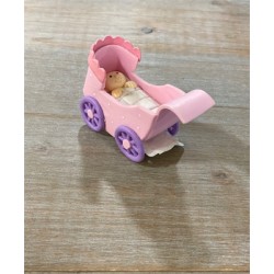 FIGURINE BEBE DANS LANDEAU ROSE