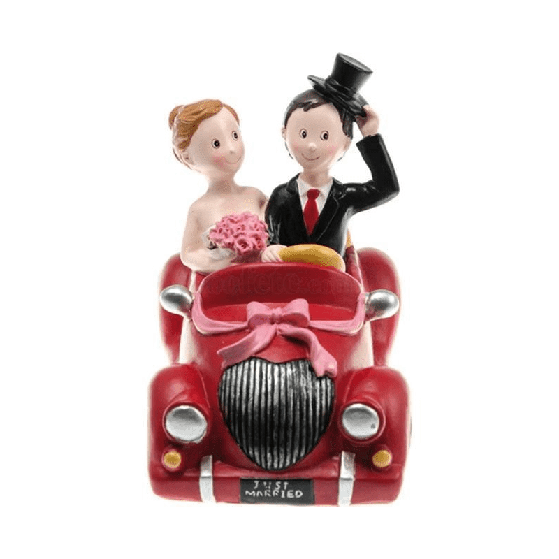 COUPLE DE MARIES RESINE VOITURE ROUGE 18 X 10 X 14.5 CM