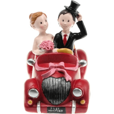 COUPLE DE MARIES RESINE VOITURE ROUGE 18 X 10 X 14.5 CM